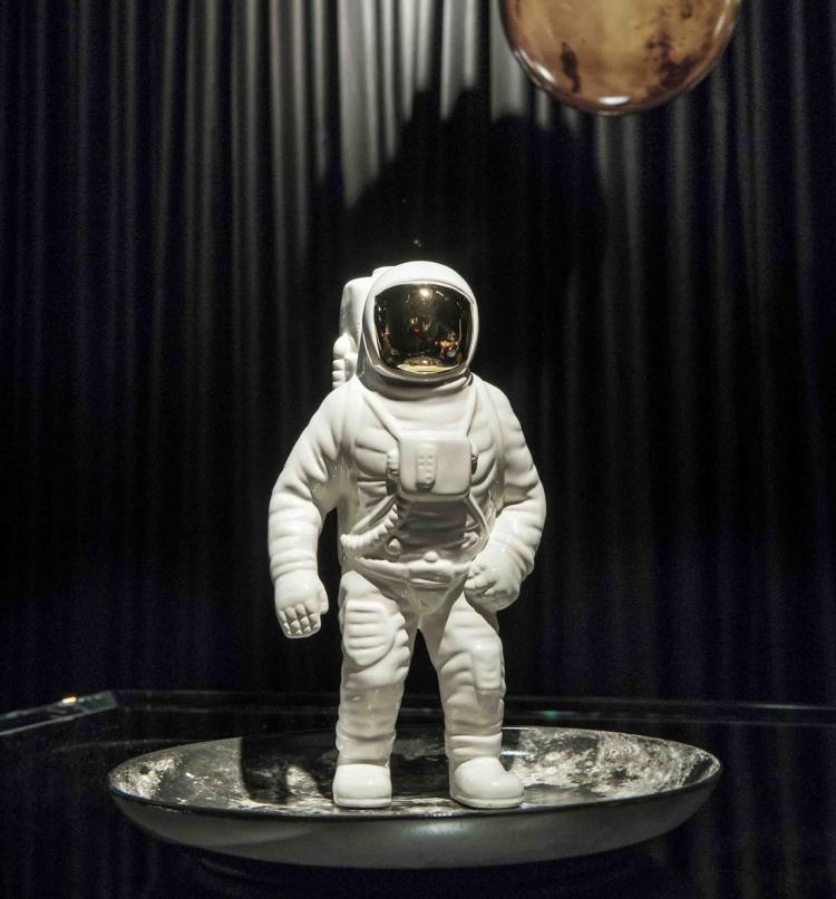 华体会体育官方在线官网 - 附件|花器|办公家具|华体会体育官方在线官网家具|宇航员花瓶