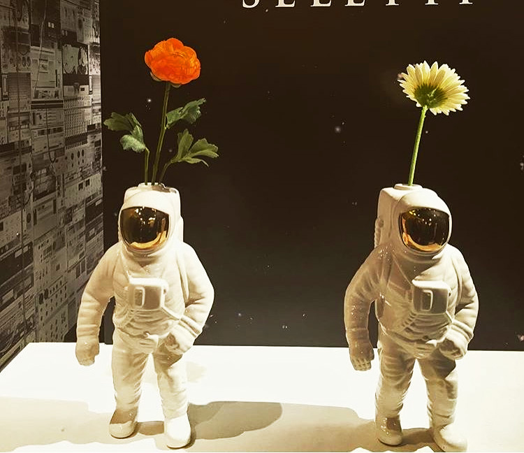 华体会体育官方在线官网 - 附件|花器|办公家具|华体会体育官方在线官网家具|宇航员花瓶