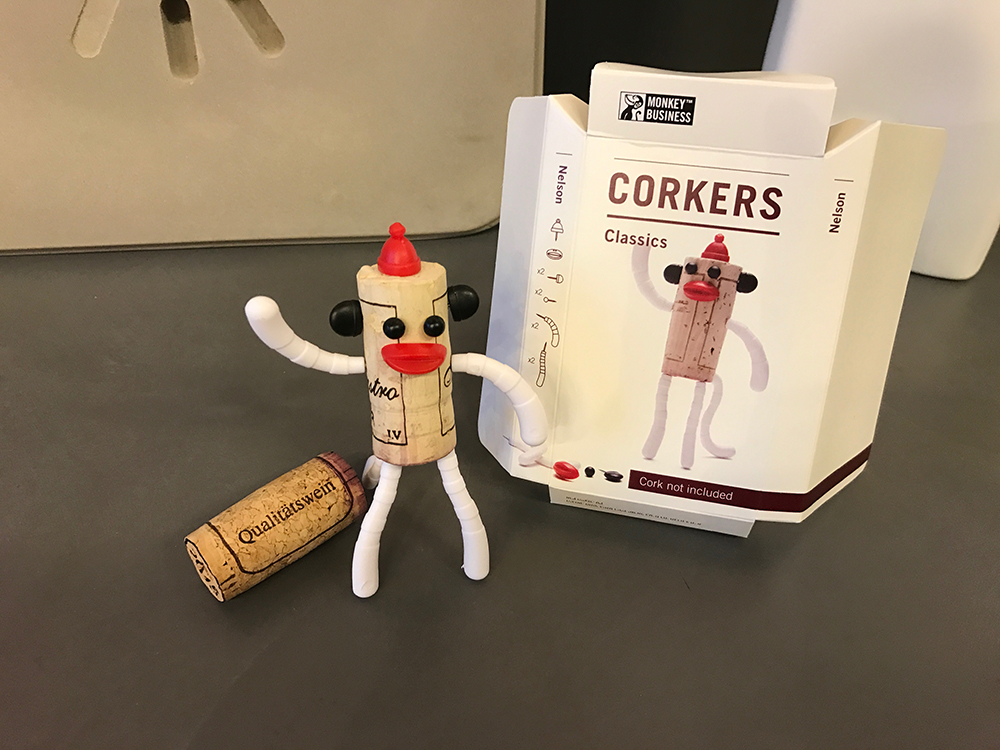 华体会体育官方在线官网 - 附件|饰品|办公家具|华体会体育官方在线官网家具|Corkers经典玩偶