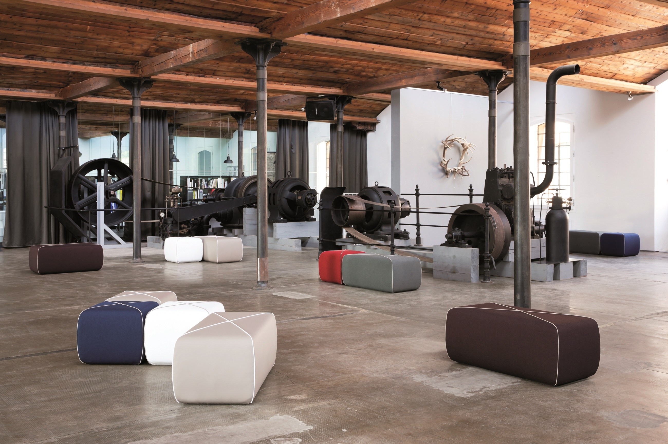 华体会体育官方在线官网 - 坐具|吧椅/凳子|办公家具|华体会体育官方在线官网家具|交叉软垫花园墩